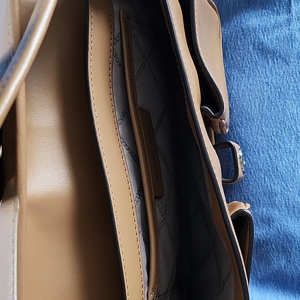 Michael Kors Colby Leather Shoulder Bag - Picture 5 of 6